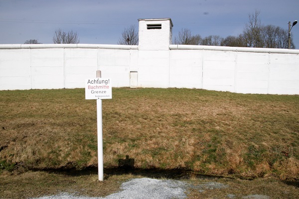 Grenzmauer mit Wachturm an der ehemaligen innerdeutschen Grenze in Mödlareuth