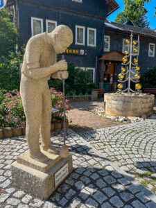 Glas und Schiefer am Rathaus in Lauscha 
