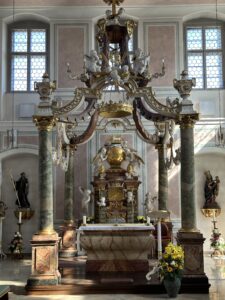 Altarraum der Abteikirche Kloster Maria Frieden Kirchschletten, ein Ort der Stille inmitten des klösterlichen Alltags von Gebet und Arbeit 